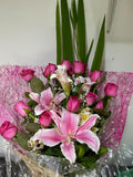 1 DOZEN PINK ROSES WITH STARGAZER