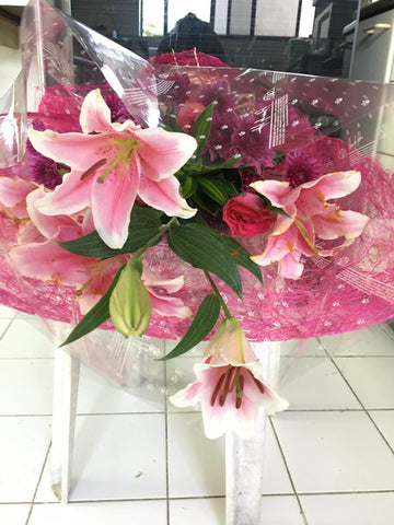 6 Pink Roses and 1 Stargazer