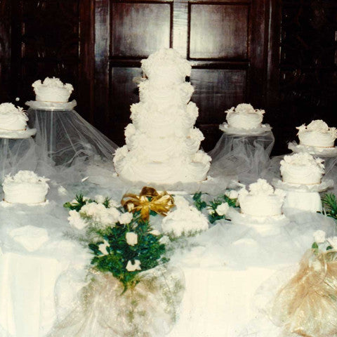 Cake table arrangement